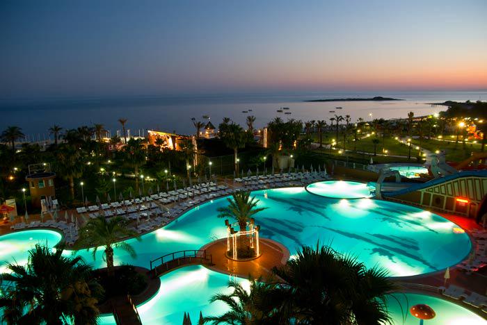 HaywardPool's tweet image. Do you know what the differences between #12V and #120V #lighting are? Find out here: hywd.co/R9Kuy