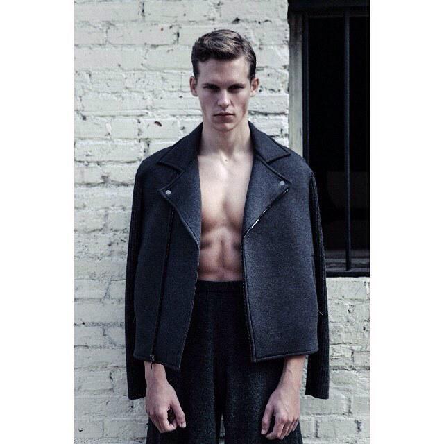SpecsModels's tweet image. Falling in love with our #edgy @timmydevos 💥

#wrongsideofthetracks #badboy #jamesdean #re… ift.tt/1U0pUNj