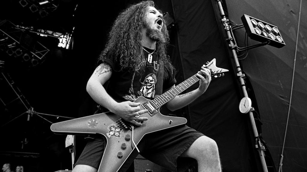 Happy Birthday Dimebag Darrell! One of the greatest guitarist of all time and the driving forces behind groove metal. 