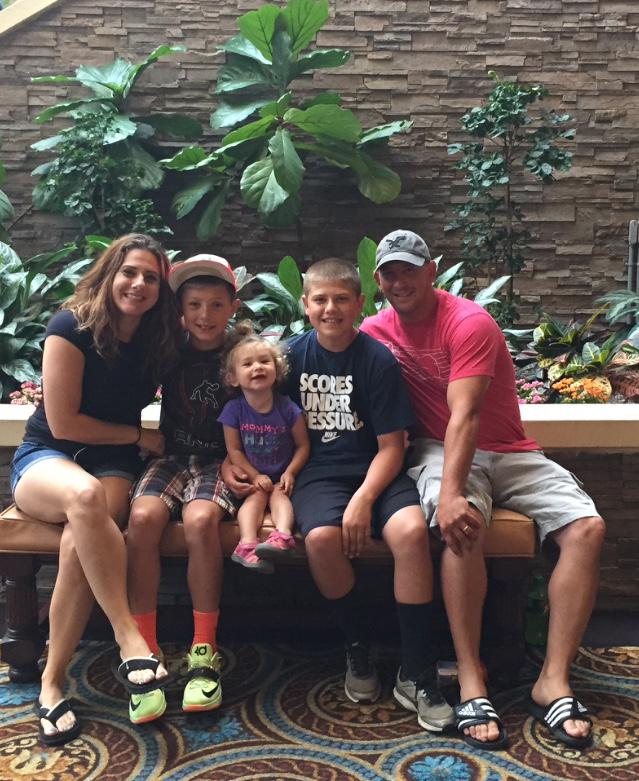 LthomasLeslie's tweet photo. My fam❤️ http://t.co/bYPd8JDw2J