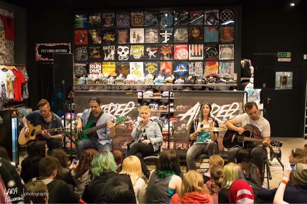 Andyhewitt95's tweet photo. Awesome photo from @AlteredSky acoustic show in @ThisIsPulp today from @larafullerton check her out people!! http://t.co/wILb0JnvYa