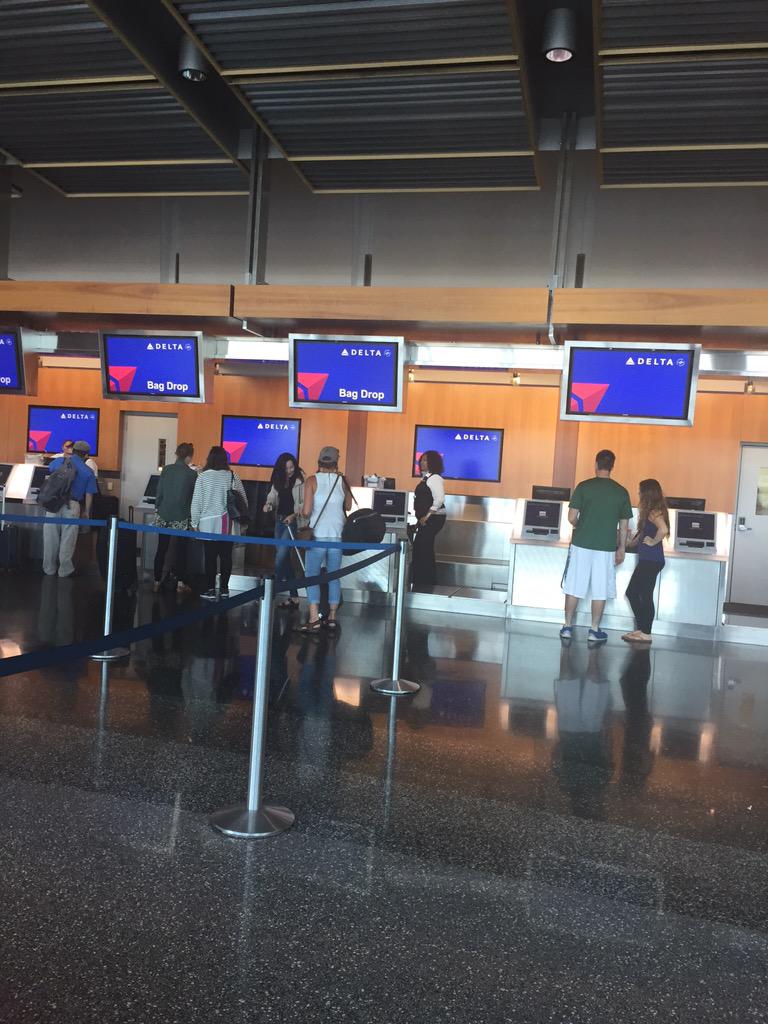 seetoryb's tweet photo. This rockstar #deltaagent started singing to some customers at the @Delta counter today. Wow! @SanDiegoAirport http://t.co/b5wxgYztBu