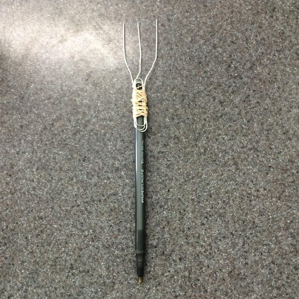 btRODO's tweet photo. I took leftover pasta to work, but forgot a fork. #macgyvertime @Cheesecake http://t.co/1QqoCeDXv3
