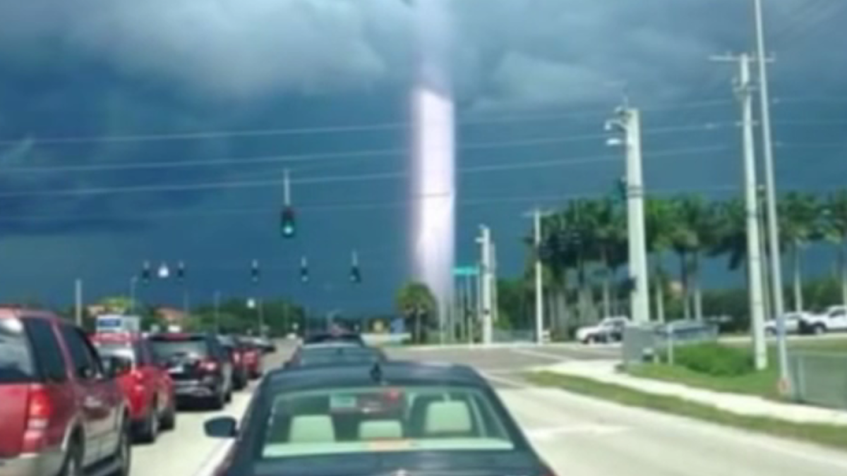 darkhorsenews's tweet photo. Strange Beams of Light Are Appearing All Over the Planet http://t.co/ubB0pBHGlE http://t.co/oLYhC5iAXK