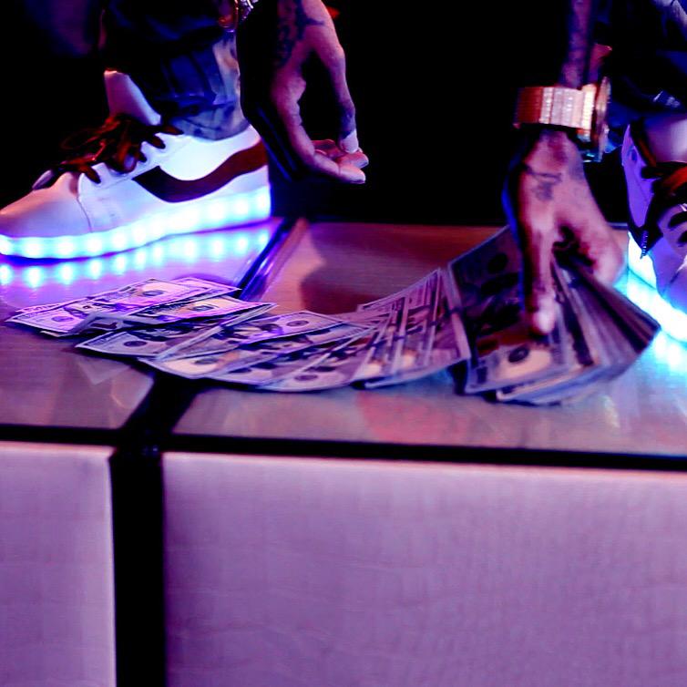 souljaboy's tweet image. My new shoes #sbeezylights will be releasing soon in October.
