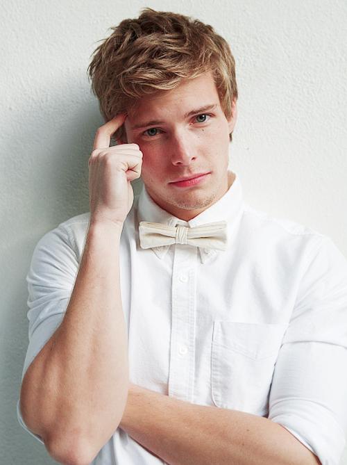 JCreaturesRP's tweet image. ♦ Buscamos a Samuel Levitt, un antiguo cazador transformado ahora en hombre lobo.
♦ FC: Hunter Parrish. 
{+RT}