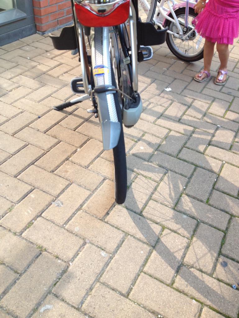 hartmanurk's tweet photo. Lafaard op brommer rijd door na bijna kind aan te rijden en fiets. Melden anders aangifte! Staat op camera Hema. RT=👍 http://t.co/uRzuWsKuvd