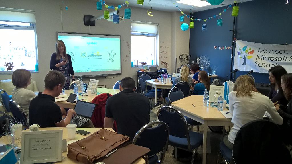 marilynsteier's tweet photo. Coding with Leah and Devon #edTNT. Engaged learners. Hour of Code. http://t.co/8uNn3OMKWt