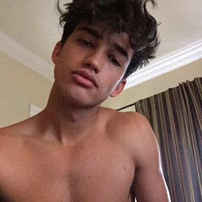 stonedxpapi's tweet image. I take selfies when I'm bored