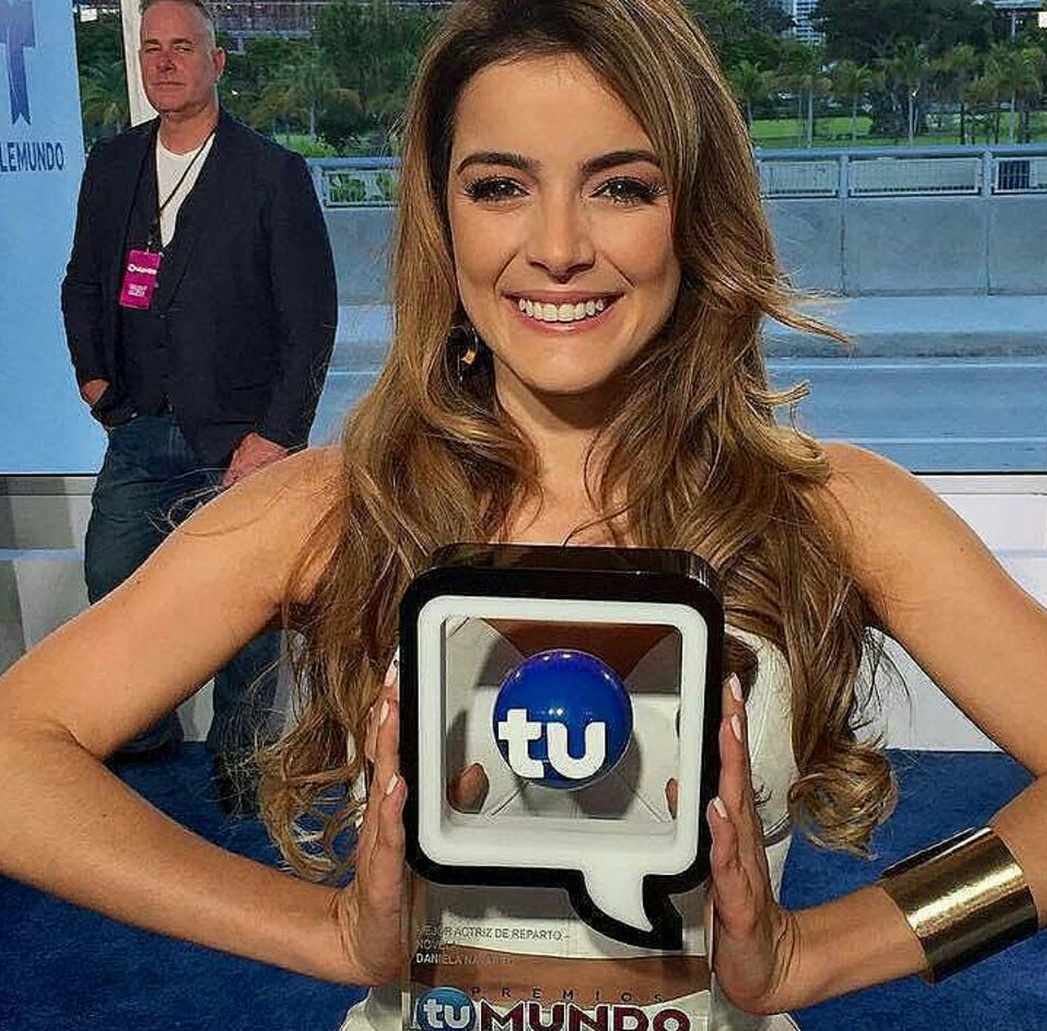 Telemundo's tweet photo. Nuestra primera ganadora de la noche es @DaniNavarroTV como mejor actriz de reparto de novelas de #PremiosTuMundo http://t.co/dAoWhrpCEj