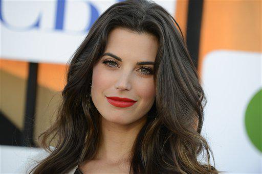  ReinaaRoyale: Wishing Red Riding Hood, Meghan Ory, a very happy birthday! 