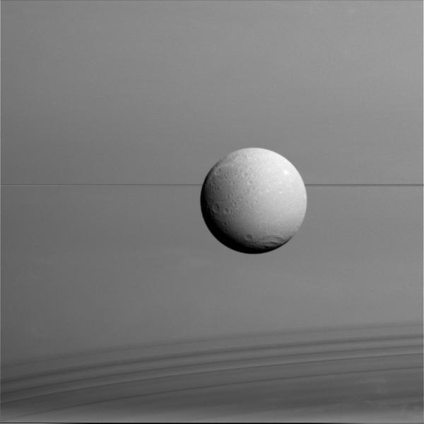 NASAJPL's tweet image. Departing Dione: @CassiniSaturn images from the mission&apos;s final close flyby of the icy moon go.nasa.gov/1LlUbnq