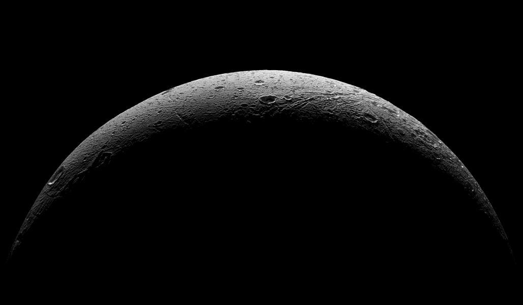 NASAJPL's tweet image. Departing Dione: @CassiniSaturn images from the mission&apos;s final close flyby of the icy moon go.nasa.gov/1LlUbnq