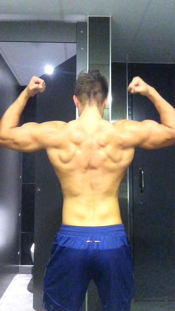 KeepFitDaily's tweet image. Doesn't matter what day of the week it is, always time for a late night gym sesh! #Lats #Gym #Fitness