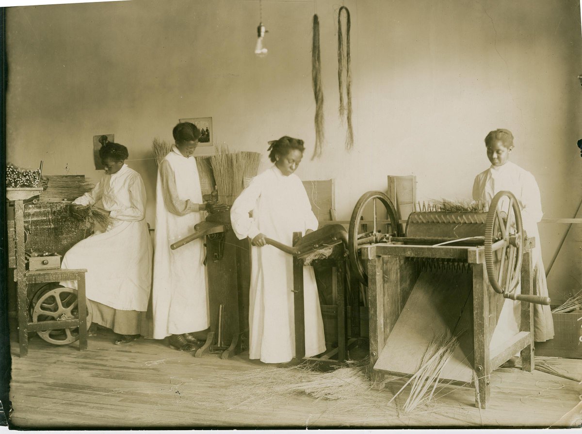 TuskegeeUniv's tweet photo. Broom Making Class
#TUtbt
#tbt http://t.co/P9xUo8iyak