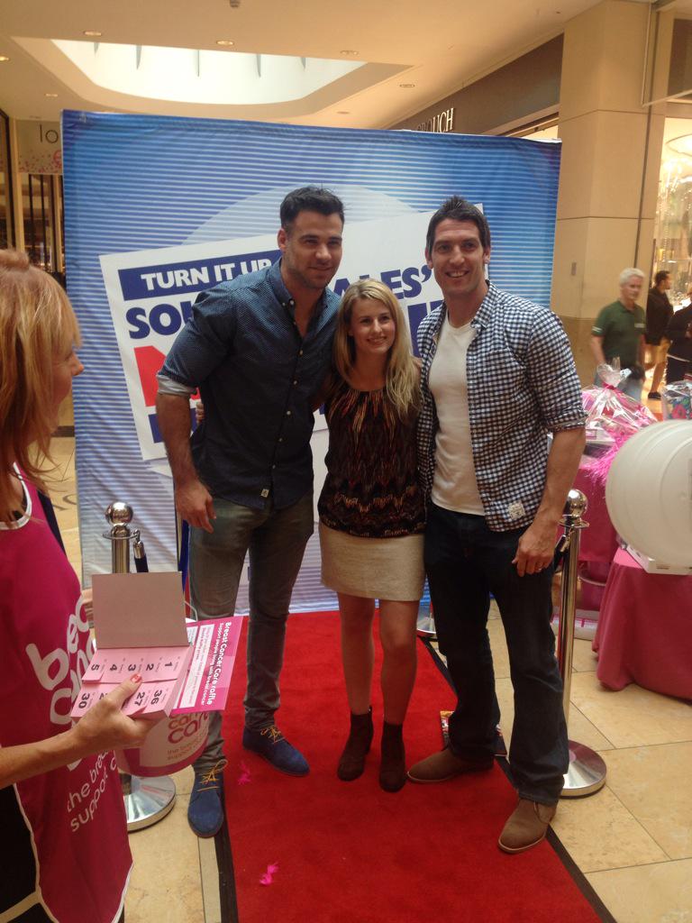 LisaEvan5's tweet photo. Superb to meet @mikephillips009 & @hookjameshook again! Thanks guys. #WRU @BCCare @BCCareCymru #BBCare #BreastCancer http://t.co/9j2Ws1Zpov