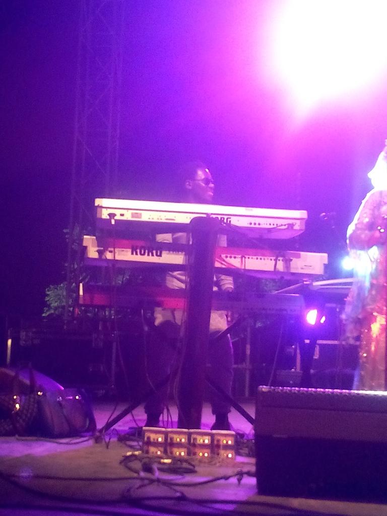 En concert avec Mory Kante