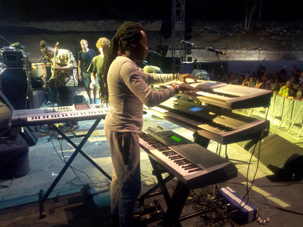 En concert avec Mory Kante