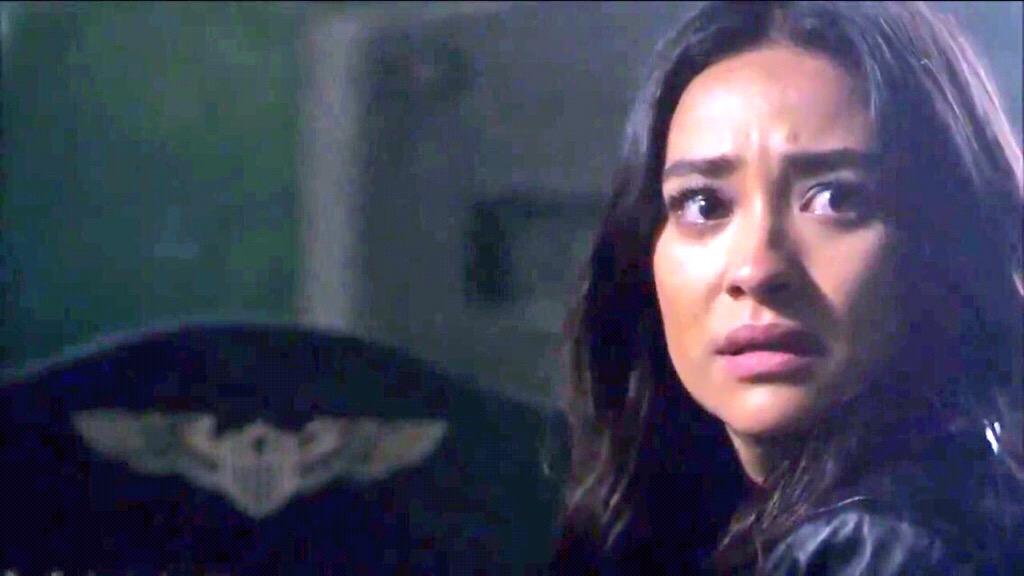 RosewoodWhisper's tweet image. 6B Revelation! When Emily is the cemetery and sees Sara, the reason Emily is there is that she is at her dads grave!