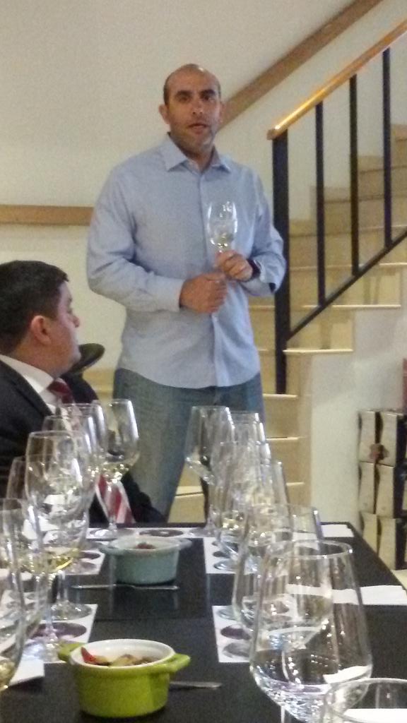 Assdec02's tweet photo. Cata y clase de terroir con Mauricio Lorca en la tienda Vinos del Río. http://t.co/TC0vn6x7dC