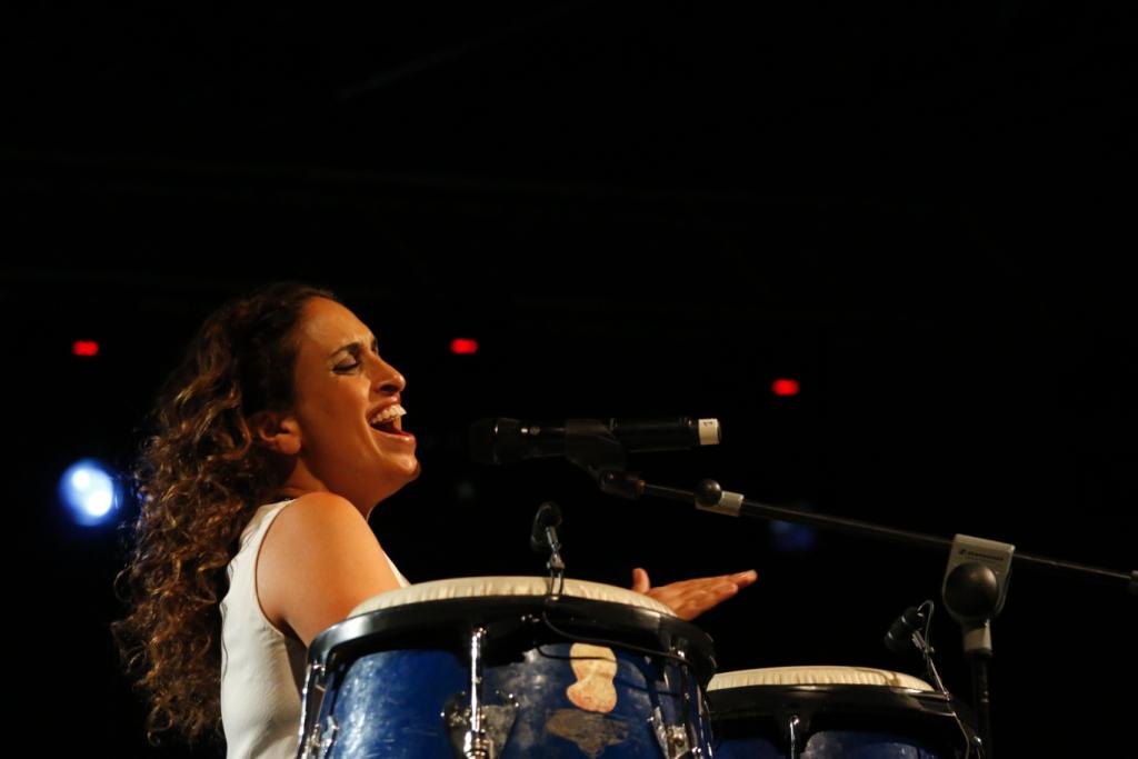 planvex's tweet photo. Nos está entusiasmando @noasmusic que hasta ha hablado y cantado en castellano en #FolkPlasencia. ¡Bravo! http://t.co/papjXB9TbM