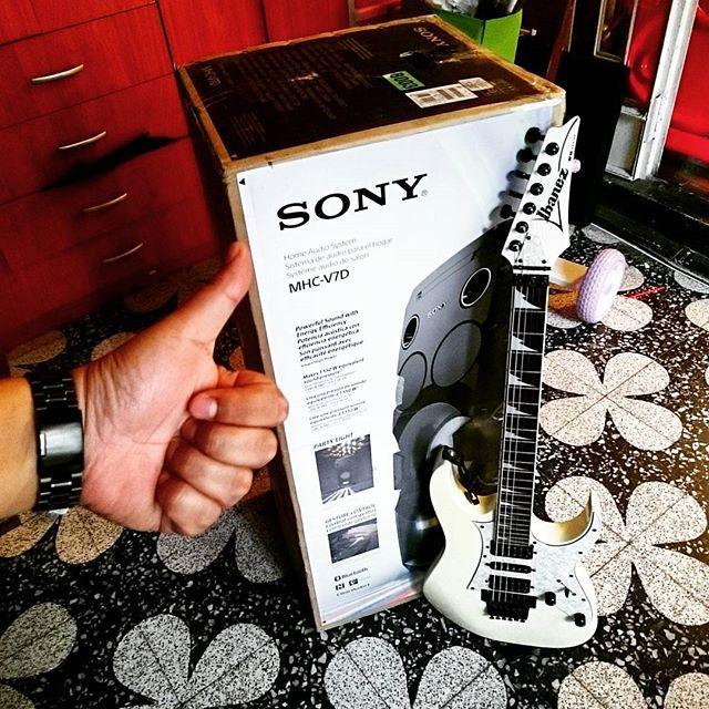 jevedel's tweet photo. Y justo cuando quería hacer bulla con la Ibanez, llega el #SonyPeru V7 |mL http://t.co/xlK7tpeL5H http://t.co/4YefnCWjAL