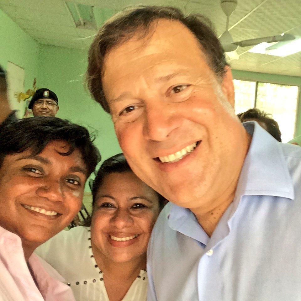 LucilaVernon's tweet photo. Hoy tuve el privilegio de recorrer mi Alma Mater, Colegio Rodolfo Chiari de Aguadulce  junto al Pdte. @JC_Varela. http://t.co/bItrzQ6OfW