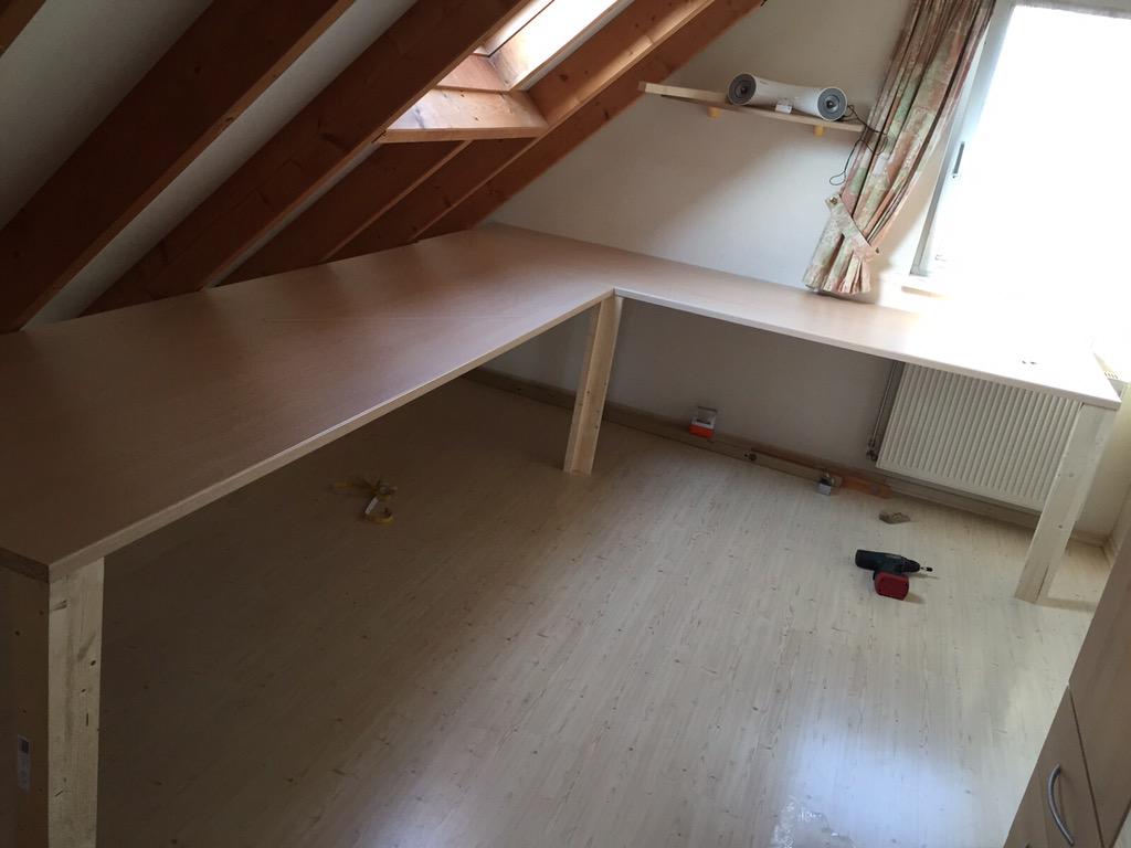 MonBets's tweet image. Er word hard gewerkt aan de werkplek van @borduurhoekjetx