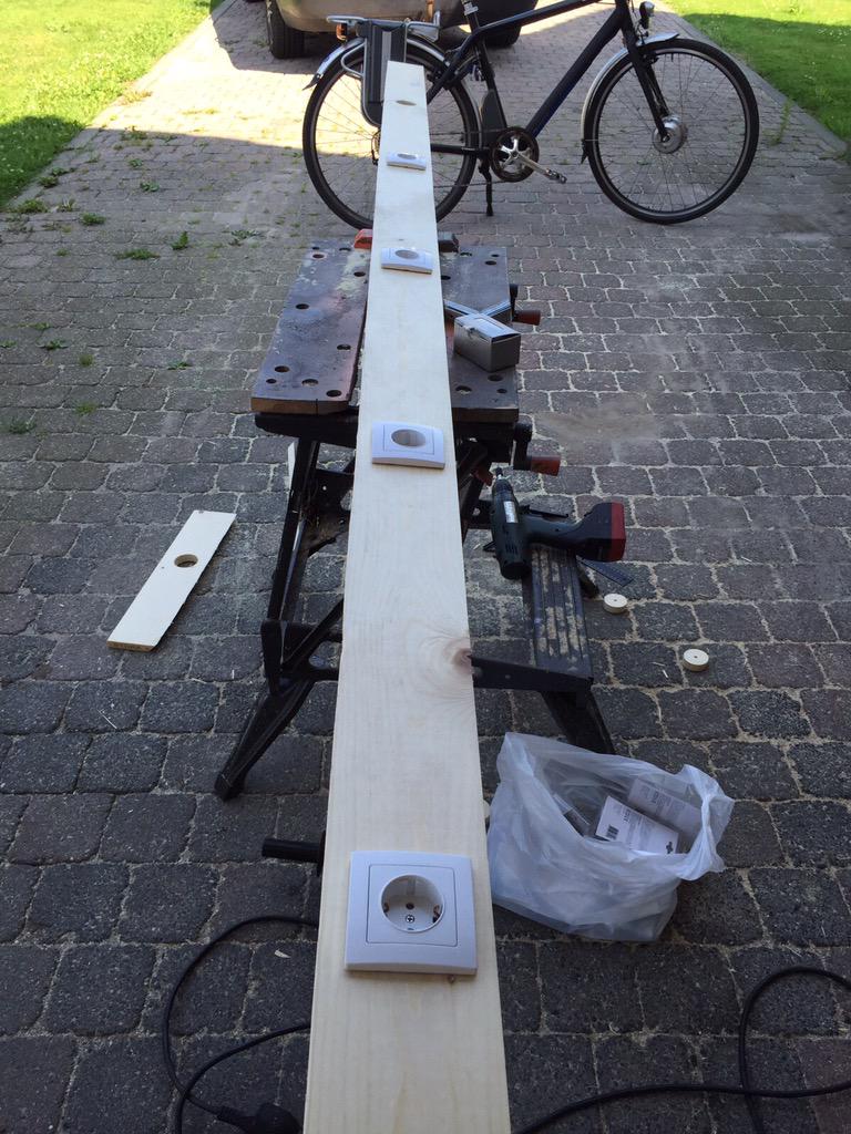 MonBets's tweet image. Er word hard gewerkt aan de werkplek van @borduurhoekjetx