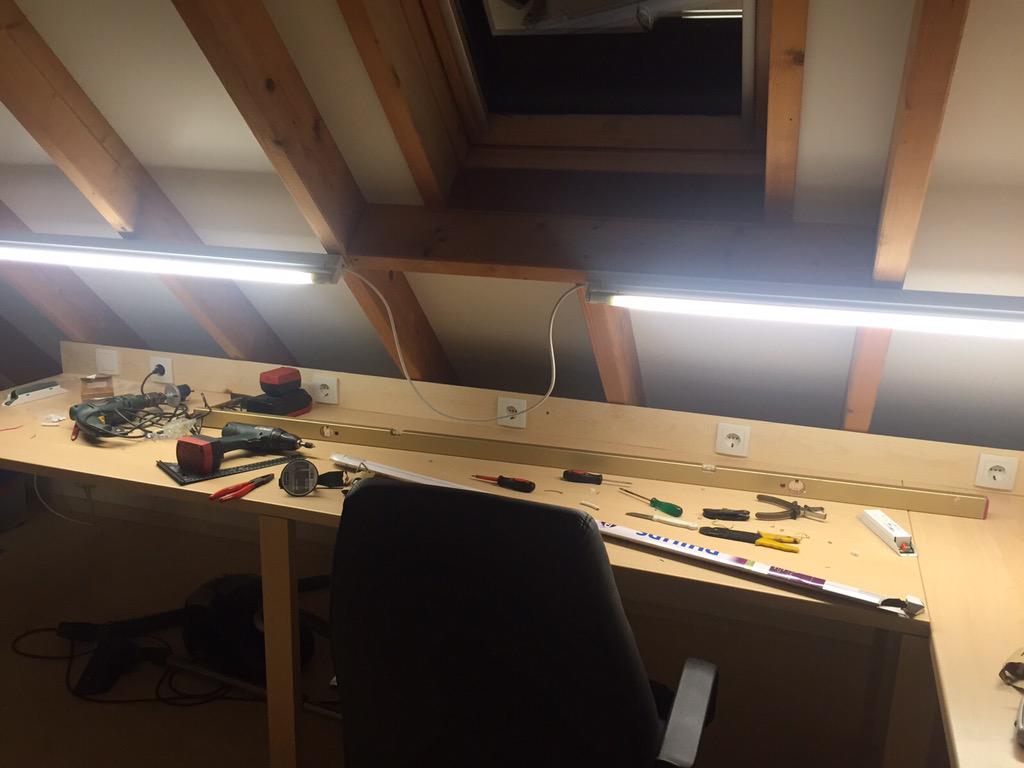 MonBets's tweet image. Er word hard gewerkt aan de werkplek van @borduurhoekjetx