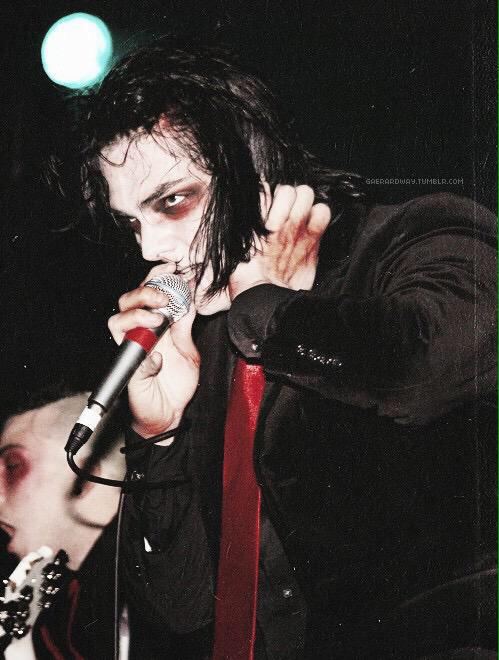 ShannonMacenzie's tweet photo. I LOVE bullets Gerard 💜 http://t.co/Skh3dV0ARz