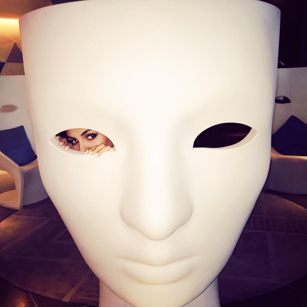 VictoriaJustice's tweet image. #TBT to this awesome chair in my hotel in Mexico City. 
Peekaboo,I see you 👀
I decided 2 add eyelashes in the 2nd pic