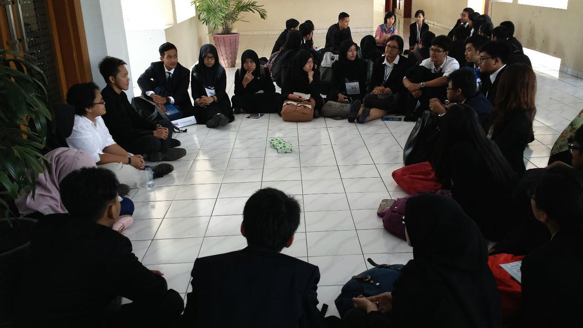 Sesi IR Corner yang kedua yaitu FGD di dalam medium kecil antara mahasiswa baru dan dosen-dosen HI UGM.