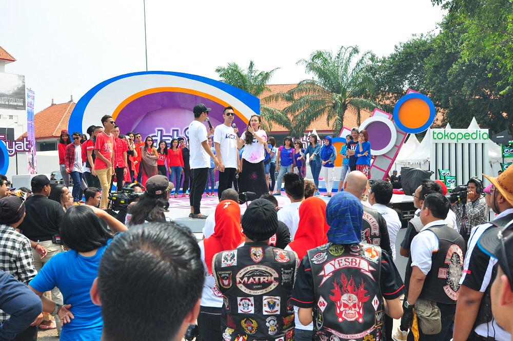 Panggung <a href="/dahSyatMusik/">dahSyat</a> hr ini di #IIMS2015 <a href="/DyandraPromo/">Dyandra Promosindo</a>. Seru kan aksi <a href="/RaffiAhmadLagi/">.</a> <a href="/DennyCagur/">Denny Cagur</a> <a href="/AyuTingTing1992/">Ayu Ting Ting</a>?