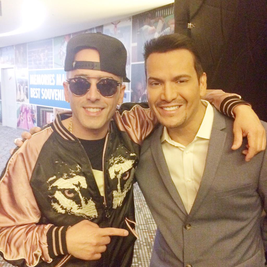 yandeloficial's tweet photo. Un placer siempre hemano! RT @VictorManuelle: Boricua Power!! @yandeloficial en #PremiosTuMundo http://t.co/m2UH1tY5oU
