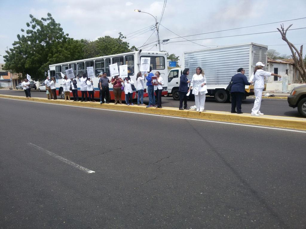 HaniaGisela's tweet photo. Se cumplió con el pancartazo,volanteoprotesta..Rumbo a la hora cero de Enfermería zulia http://t.co/bjmt7Y3Nlb