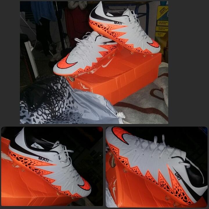 Mati_Jesus97's tweet photo. Hasta que llegaron de EEUU que hermosos, muchísimas gracias a mi papás por este hermoso regalo!! #Nike #Hypervenon 😍 http://t.co/R77LMKjSGR