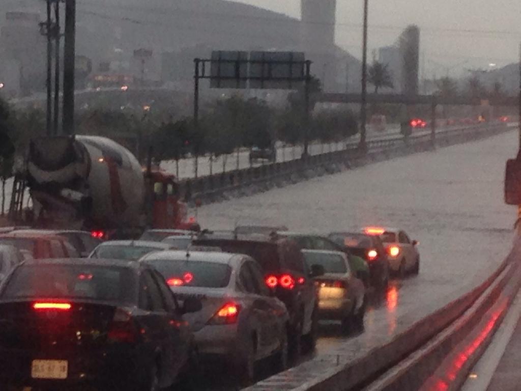 De_eMeTeYe's tweet photo. Inundado en Constitucion frente al ISSSTE, vehiculos le piensan para cruzar #mtyfolllow @Cicmty @retioMTY #lluviamty http://t.co/HeplniYMx7