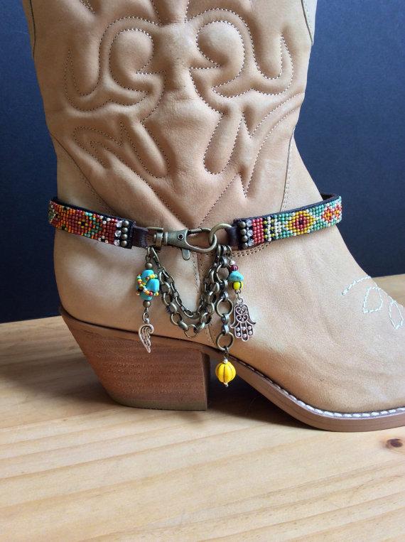 CraftLaunch's tweet image. Yee haw! Ride these boot bracelets to the local dance hall! - bit.ly/1Pl3NzR (by Perlinibella @whitt_kerri)