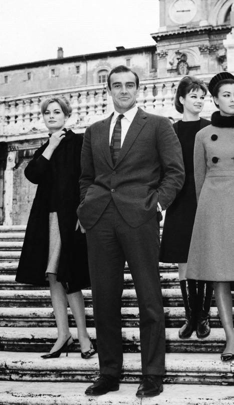 HistoryInPics's tweet image. Sean Connery, Rome 1963.