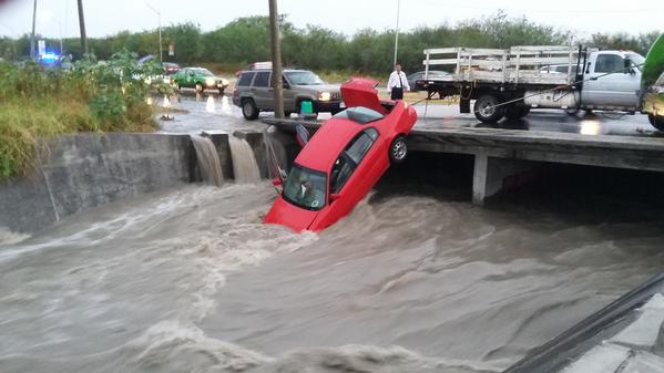 telediariomty's tweet photo. Ciudadanos rescatan a conductor de auto que cayó en arroyo de #Apodaca http://t.co/2OtjvWpxUr http://t.co/ud9A2HXVpq