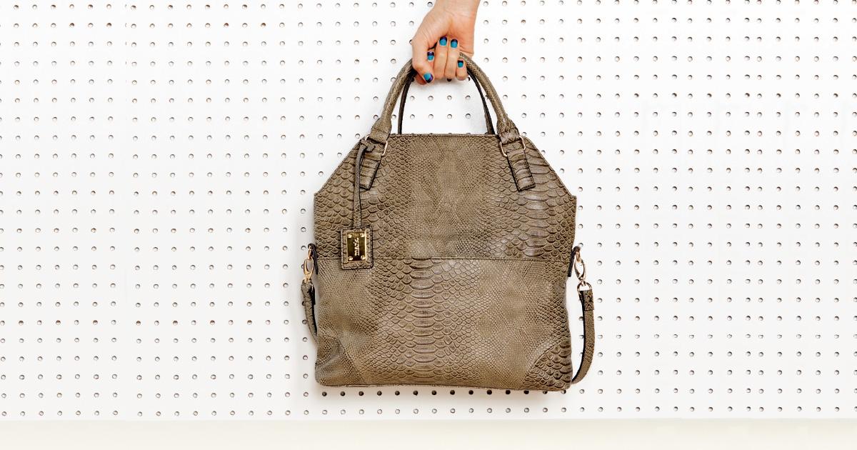 makeupfantasy's tweet image. Get on-trend this fall with the versatile new Hold Some Fold Some Bag by @markgirl! #AvonRep avon4.me/1JnrR4J