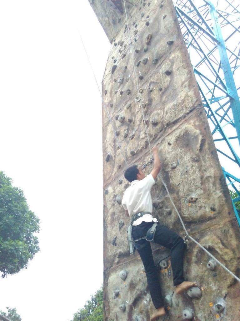 DHARMAPALA_APP's tweet photo. Salut pokoknya buat adik2 maba yg udh berani nyoba wall climbing kita.. Semangat terus!! http://t.co/n37tmgUHz2