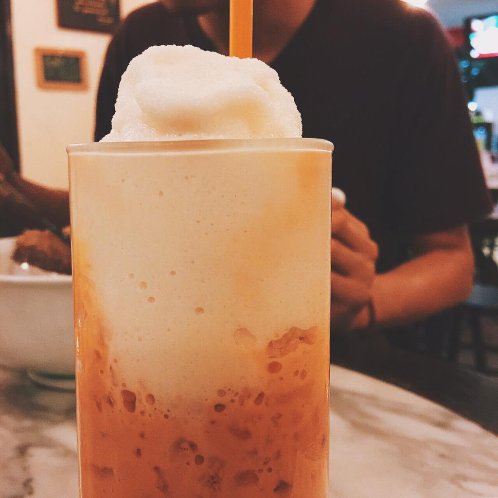 rarinzine's tweet photo. @juliawbeck OK! That's it! I officially hate you!! But I bet USA doesn't have rich milk tea 🙈✨✨ http://t.co/6bnb3meCL3