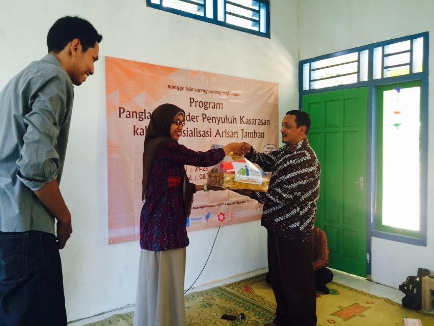 SapaSebatang's tweet photo. Simbolis pemberian alat2 kesehatan oleh ibu kepala Puskesmas Kokap II kpd kepala Dukuh Sebatang :) #SapaSebatang http://t.co/RI29vtWIe6