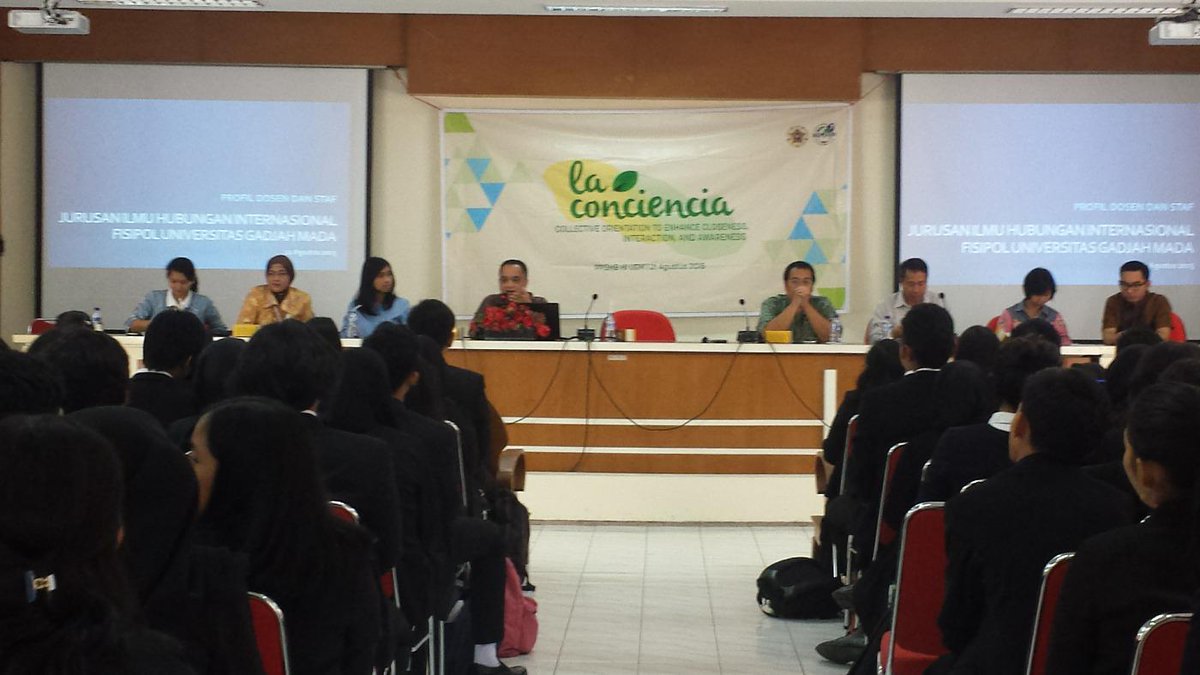 Berlanjut ke acara selanjutnya yaitu IR Corner yg sekarang sedang perkenalan profil para dosen dan staff HI UGM.