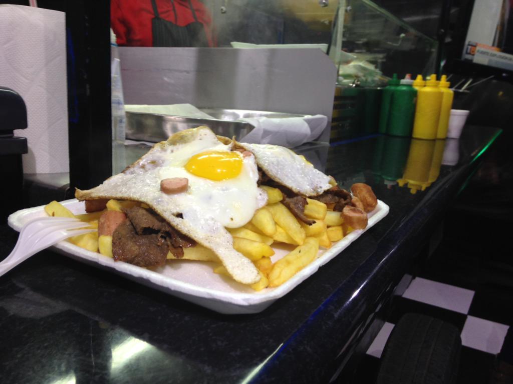 eldescorchecl's tweet photo. Este carrito si que es #Vip   00:40 al aire en #ElTrasnoche de @biobio #Sanguche #Chorrillana #Bajon #Hambre http://t.co/OBUmJwbxig
