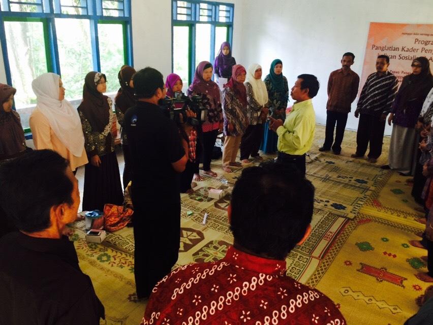SapaSebatang's tweet photo. Pak Sumadi sgt b'smngat memberikan materi jamban sehat #ArisanJamban #SapaSebatang #MenyapaIndonesia @caturekamandala http://t.co/DrgkKJS4Xy