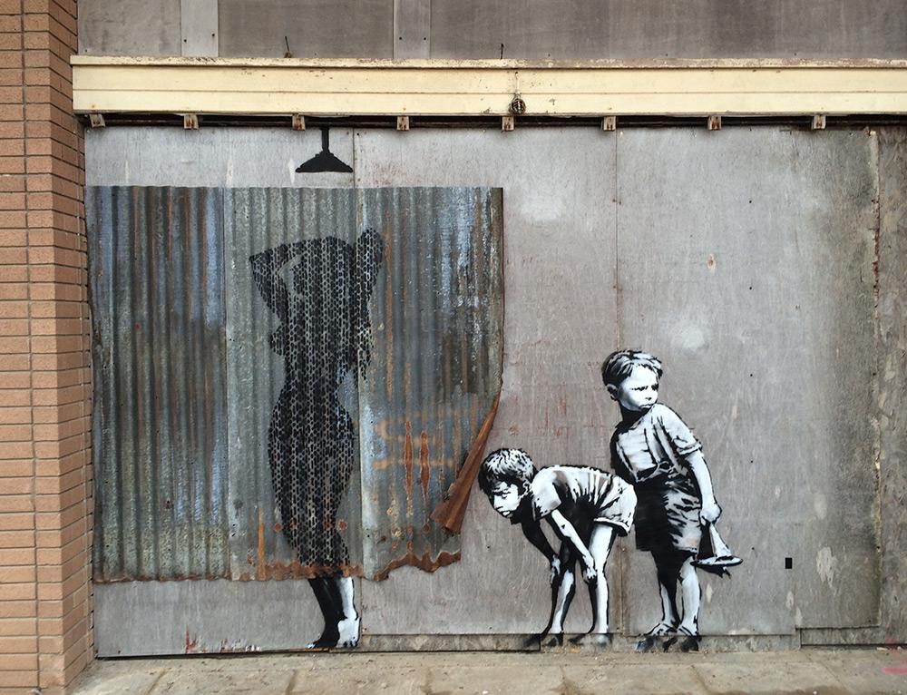 Vuelve Banksy, a su manera, con un Disneyland (Dismaland) siniestro huff.to/1MHjweX