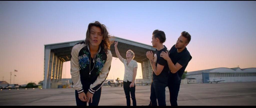 ljpft93's tweet photo. rt if you've already watched the mv for more than 10 times already.... i'll give 3 free follows #DragMeDownMusicVideo http://t.co/rHtJQkzkGk